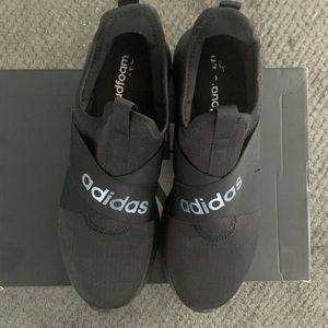 Women’s adidas tennis shoes 🖤🖤